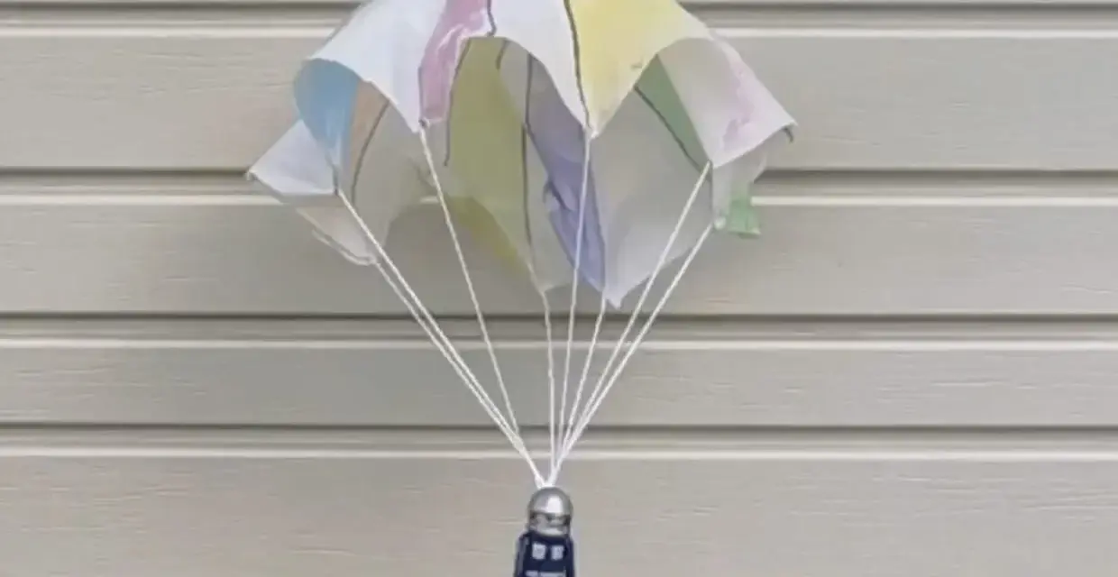 Un astronaute Playmobil descend en parachute. Ce parachute coloré, fait maison, est prêt pour l'aventure.