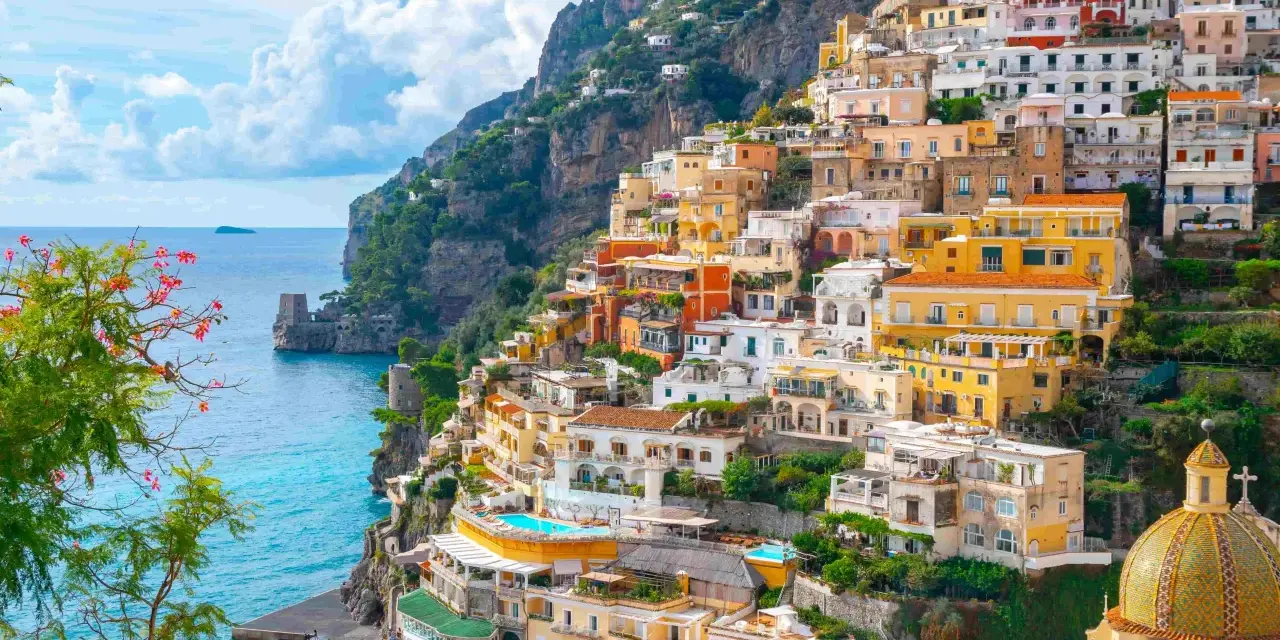 Vue spectaculaire de Positano, Italie, avec ses maisons colorées accrochées à flanc de falaise. Un rêve pour une colonie de vacances en Italie.