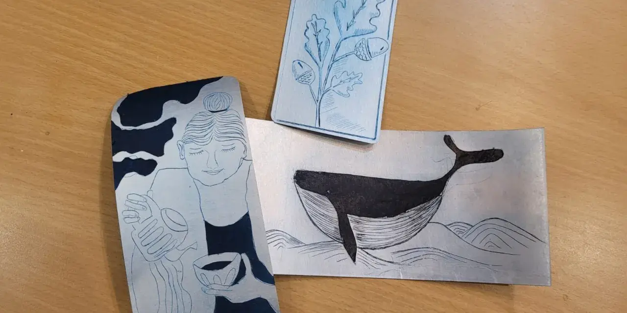 Trois gravures sur brique de lait : une femme, une baleine et une branche de chêne.