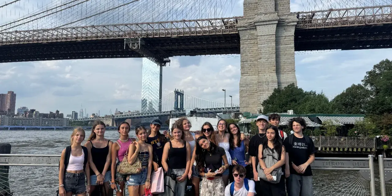 Groupe de jeunes devant le pont de Brooklyn à New York.