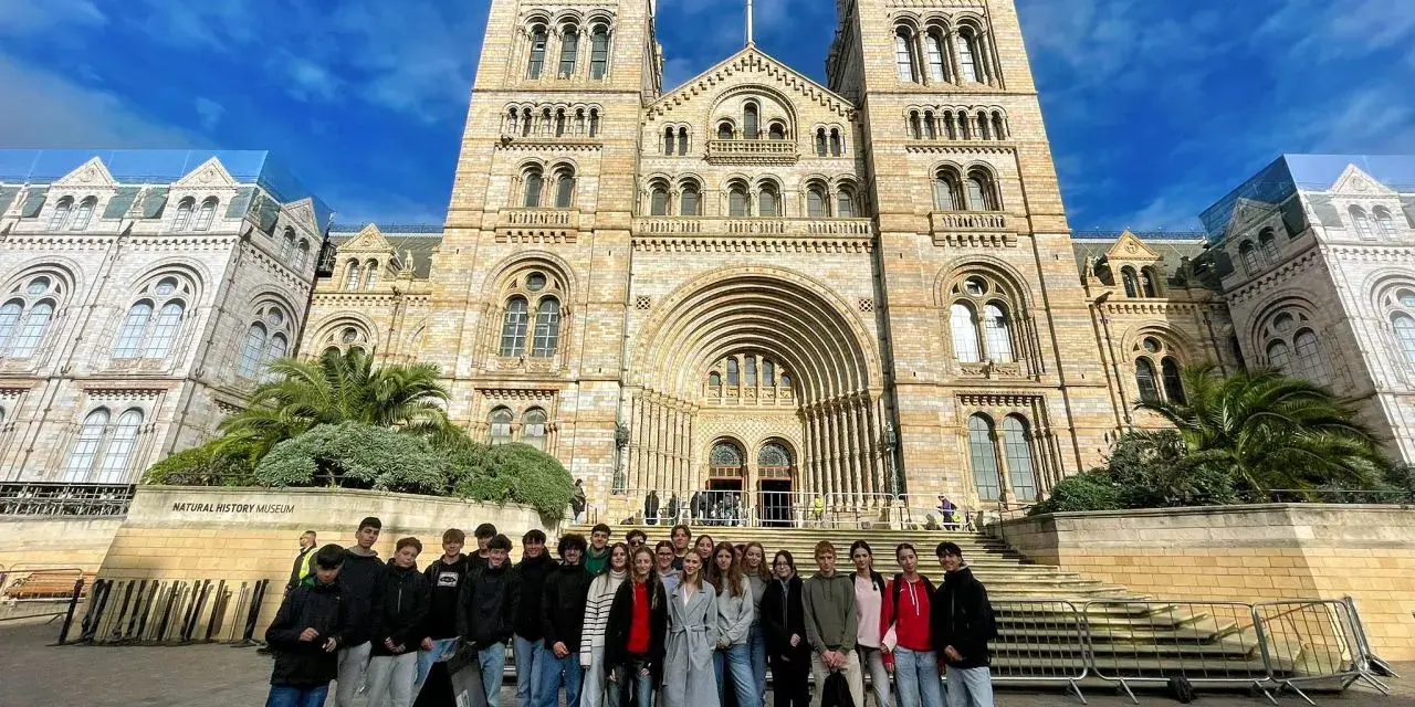 Groupe d'adolescents devant le Natural History Museum de Londres.