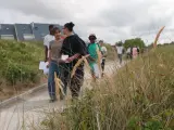 Des enfants en colonie de vacances en Indre-et-Loire profitent d'une promenade éducative dans un paysage verdoyant.