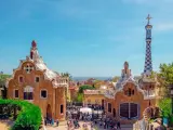 Parc Güell à Barcelone, un lieu idéal pour un voyage scolaire en Espagne. Prix abordables pour découvrir l'architecture de Gaudí.