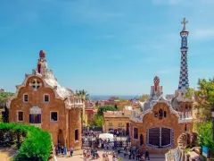 Parc Güell à Barcelone, un lieu idéal pour un voyage scolaire en Espagne. Prix abordables pour découvrir l'architecture de Gaudí.