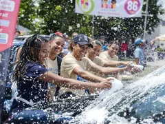 Des jeunes lavent une voiture pour récolter des fonds. Une idée pour comment financer un voyage scolaire.