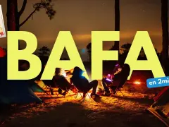 Des jeunes autour d'un feu de camp, sous le grand mot "BAFA". Un diplôme est visible, suggérant l'obtention du BAFA.