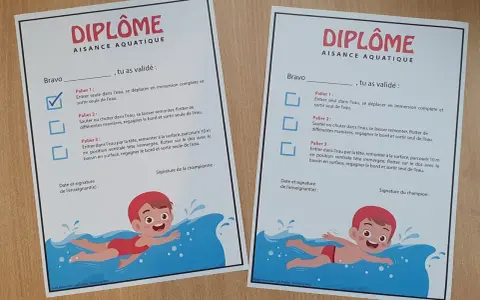 Deux diplômes d'aisance aquatique pour féliciter les champions de natation. Bravo !