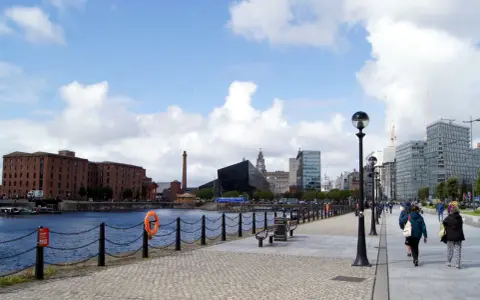 Vue des docks de Liverpool, idéale pour visiter Liverpool en 1 jour. Bâtiments historiques et modernes, promenade animée.