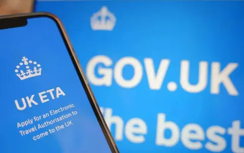 Un téléphone affiche "UK ETA" pour une autorisation de voyage électronique, un peu comme un passeport pour Edimbourg.
