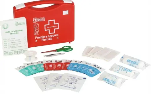 Trousse pharmacie bébé 2 ans : une trousse rouge de premiers secours avec pansements, compresses, ciseaux, pince à épiler et guide.