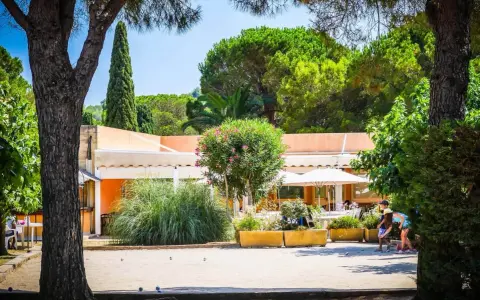 La grande bastide au Lavandou : avis sur ce lieu de vacances ensoleillé avec terrain de pétanque et restaurant.