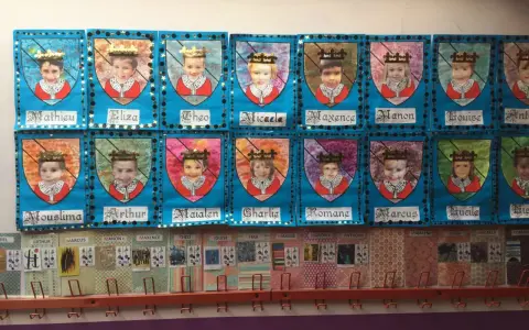 Portraits d'enfants couronnés, résultat d'une activité manuelle moyen âge maternelle. Chaque enfant est représenté sur un blason.