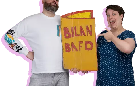 Un homme et une femme tiennent un panneau jaune avec "BILAN BAFD" écrit dessus.