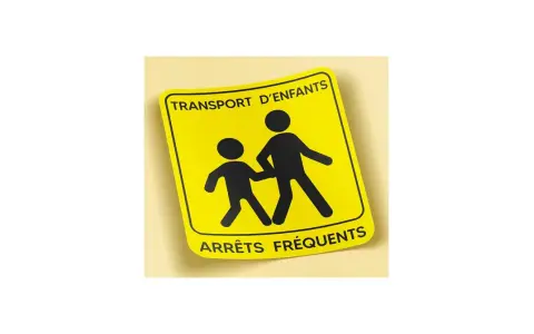 Panneau jaune indiquant "TRANSPORT D'ENFANTS ARRÊTS FRÉQUENTS", rappelant la réglementation transport périscolaire.
