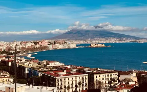 Vue panoramique de Naples avec le Vésuve en arrière-plan, un voyage inoubliable.