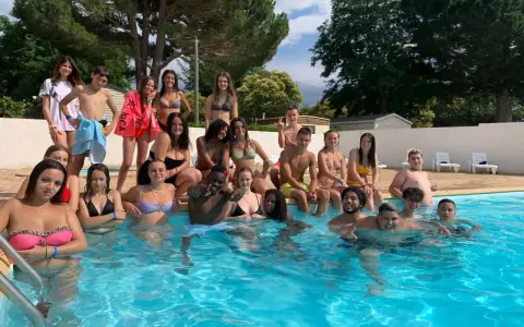 Des jeunes profitent d'une journée ensoleillée à la piscine d'une colonie de vacances à Argeles sur Mer.