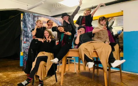 Des jeunes acteurs en costumes colorés, prêts pour une pièce de théâtre. Une joyeuse colonie de vacances artistique !