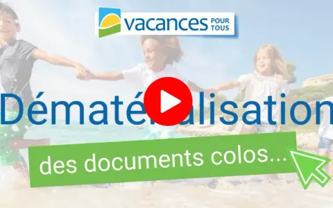 Des enfants courent sur la plage, logo "Vacances pour tous". Vidéo sur la dématérialisation des documents colos.