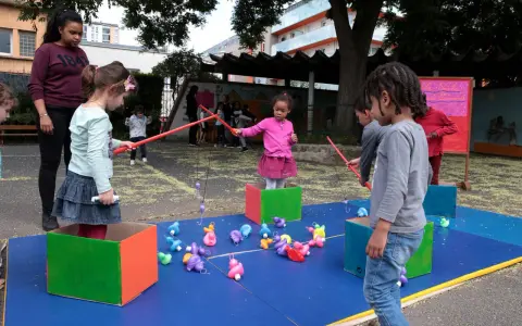 Des enfants s'amusent à la pêche aux canards dans un centre de loisirs avant 3 ans.