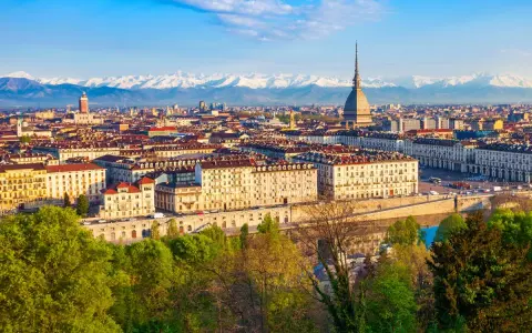 Vue panoramique de Turin, avec la Mole Antonelliana et les Alpes enneigées en arrière-plan. Un beau voyage en Italie.