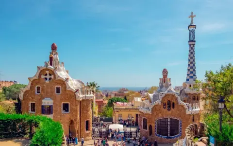 Parc Güell à Barcelone, un lieu idéal pour un voyage scolaire en Espagne. Prix abordables pour découvrir l'architecture de Gaudí.
