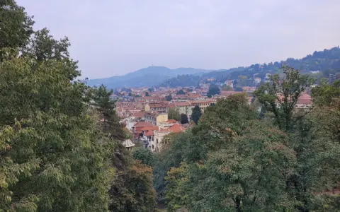 Vue panoramique de Turin, avec ses toits rouges et ses collines verdoyantes. Idéal pour savoir que faire à Turin avec des enfants, entre parcs et musées.