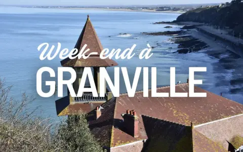 Vue panoramique de Granville, avec la mer, la plage et des toits de tuiles. Idéal pour un week-end à Granville.
