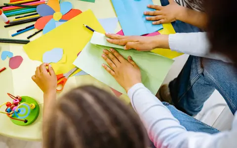 Exemple de projet d'animation en centre de loisirs : des enfants créent des formes colorées en papier.