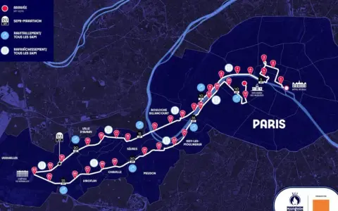 Carte du parcours du marathon de Paris avec des points de ravitaillement et de rafraîchissement.