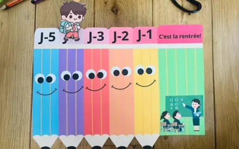 Illustration de crayons colorés souriants avec des étiquettes "J-5" à "J-1" et "C'est la rentrée!".