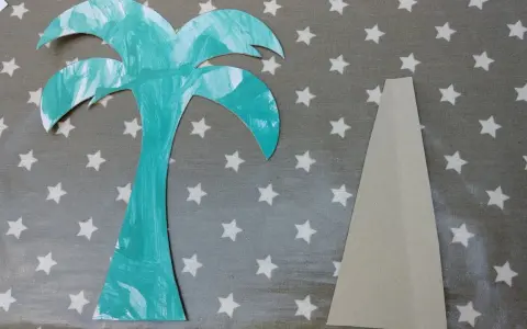 Palmier en carton turquoise et pièce de support beige sur fond étoilé.