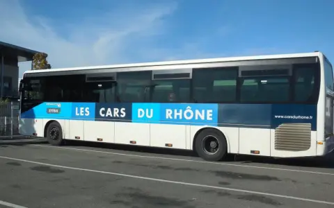 Un bus "Les Cars du Rhône" stationné, illustrant la réglementation transport interurbain de voyageurs.