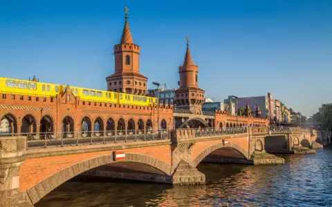 Pont Oberbaum à Berlin, avec un train jaune passant. Idéal pour un séjour à Berlin en 5 jours.