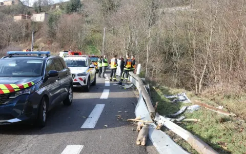 Intervention des secours suite à un accident. Les équipes sont sur place pour gérer la situation, rappelant l'importance de savoir que faire en cas d'accident en centre de loisirs.