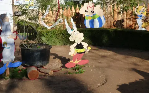 Des personnages d'Astérix et Obélix en carton, comme s'ils avaient décidé de fabriquer un menhir en carton pour le village.