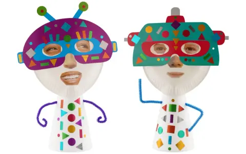 Deux masques de super-héros faits main avec des visages d'enfants, décorés de formes colorées.