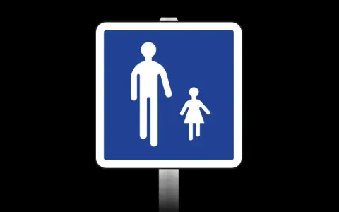Panneau bleu indiquant la réglementation marche sur route : un adulte et un enfant.
