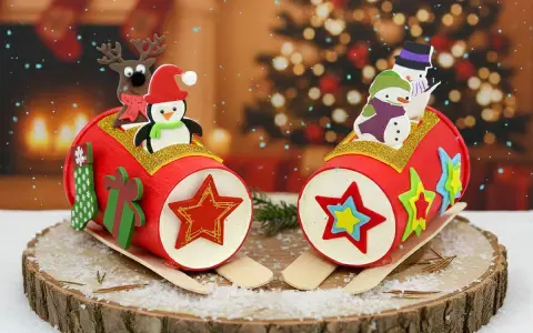 Deux traîneaux de Noël en carton décorés de pingouins, bonhommes de neige et rennes, sur un fond festif.
