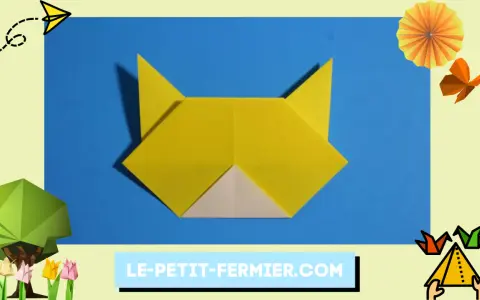 Chat en origami jaune sur fond bleu, entouré de décorations colorées.