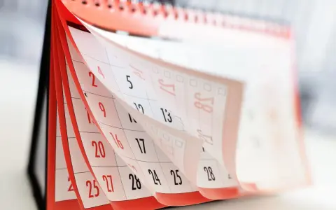 Calendrier de bureau avec pages qui tournent, montrant des dates.