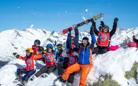 Enfants joyeux en ski, ski, et moniteur lors d'un bafa stage d'approfondissement en montagne.