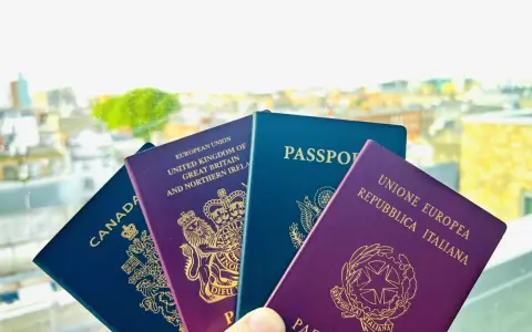 Plusieurs passeports (Canada, Royaume-Uni, UE, Italie) tenus devant un paysage urbain flou.
