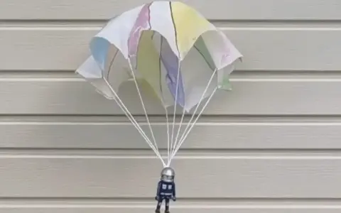 Un astronaute Playmobil descend en parachute. Ce parachute coloré, fait maison, est prêt pour l'aventure.