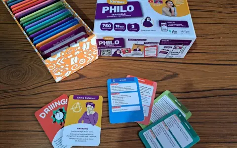 Un bac jeu de cartes "Kit'Bac Philo" pour la Terminale, avec des cartes questions et réponses sur le thème de la philosophie.