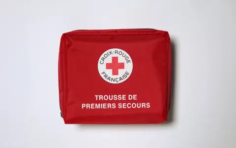 Trousse de premiers secours rouge de la Croix-Rouge Française, idéale pour le contenu trousse de secours jeunesse et sport.