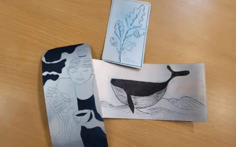 Trois gravures sur brique de lait : une femme, une baleine et une branche de chêne.