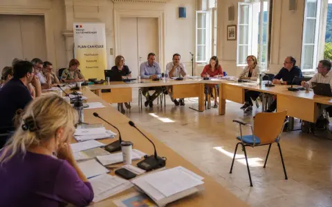 Réunion de travail sur le plan canicule. Un assistant sanitaire prépare la mobilisation, la solidarité et la prévention.