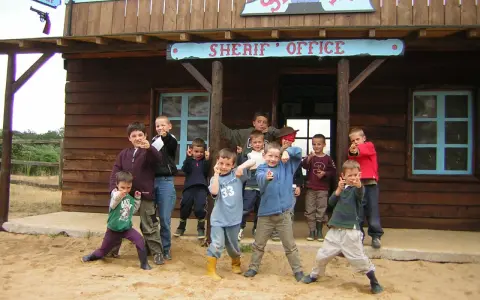 Groupe d'enfants devant un bureau de shérif western.