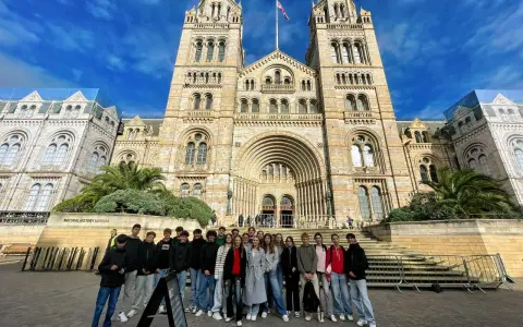 Groupe d'adolescents devant le Natural History Museum de Londres.