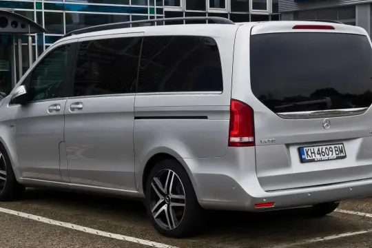 Minibus argenté 9 places, idéal pour les familles nombreuses ou les professionnels avec un permis B.